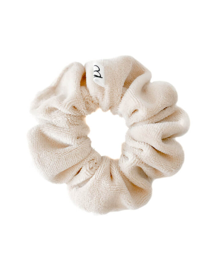 Aksamitna gumka do włosów z weluru w kolorze kremowym - polska marka handmade.