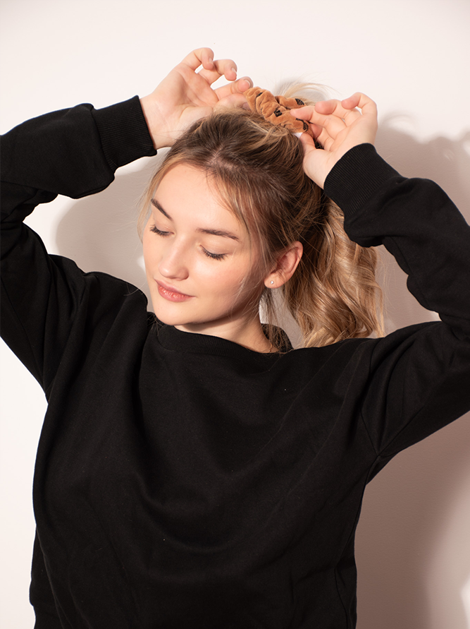 Gumki do włosów scrunchie z weluru - polska marka.