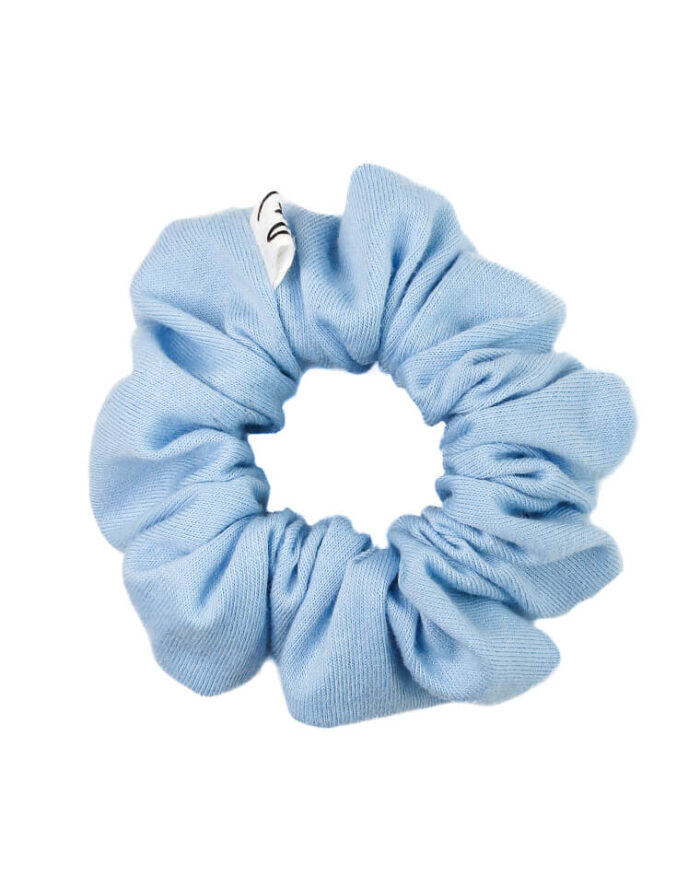 Bawełniana gumka do włosów typu scrunchie w kolorze błękitnym. Miękka frotka, handmade, polska marka – delikatna i najlepsza dla włosów.