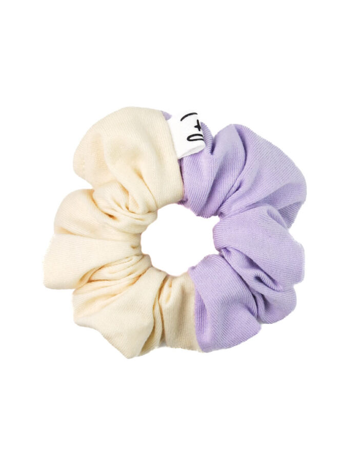 Dwukolorowa gumka do włosów typu scrunchie w kolorze fioletowo-żółtym. Miękka frotka, bawełniana, uszyta ręcznie w Polsce – najlepszy wybór dla włosów.