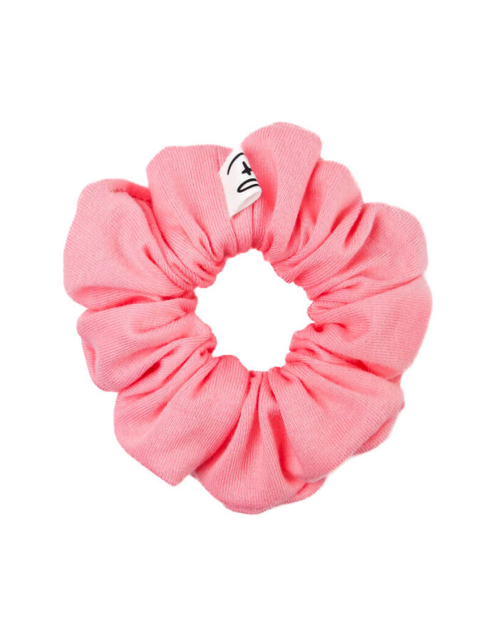 Bawełniana frotka scrunchie w kolorze różowym łososiowym, ręcznie wykonana w Polsce. Miękka i przyjazna dla włosów.