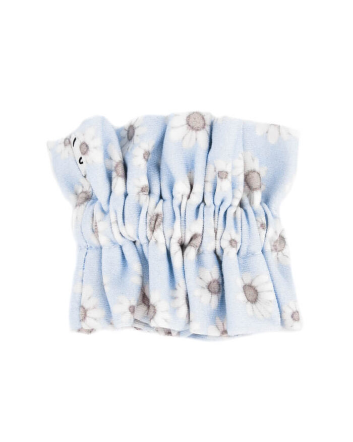 Niebieska ruffle scrunchie w stokrotki - marszczona gumka do włosów z falbanką. Szyta ręcznie w Polsce z bawełny.