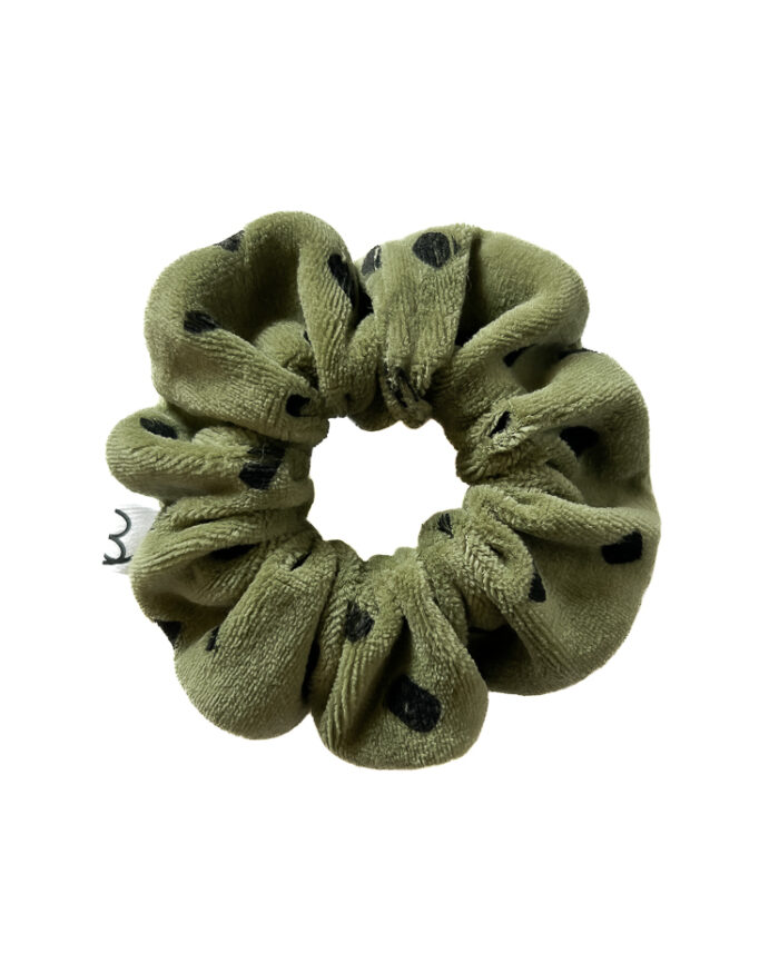 Zielona gumka do włosów z weluru w plamki