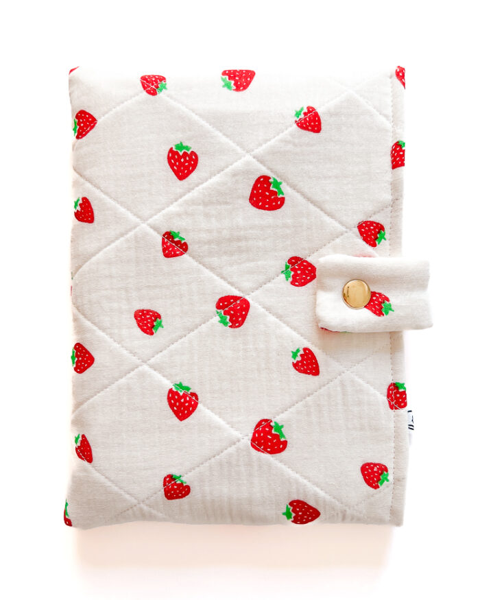 Etui na książkę w truskawki bawełniane