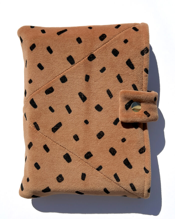 Etui na książkę w plamki z weluru - brązowe