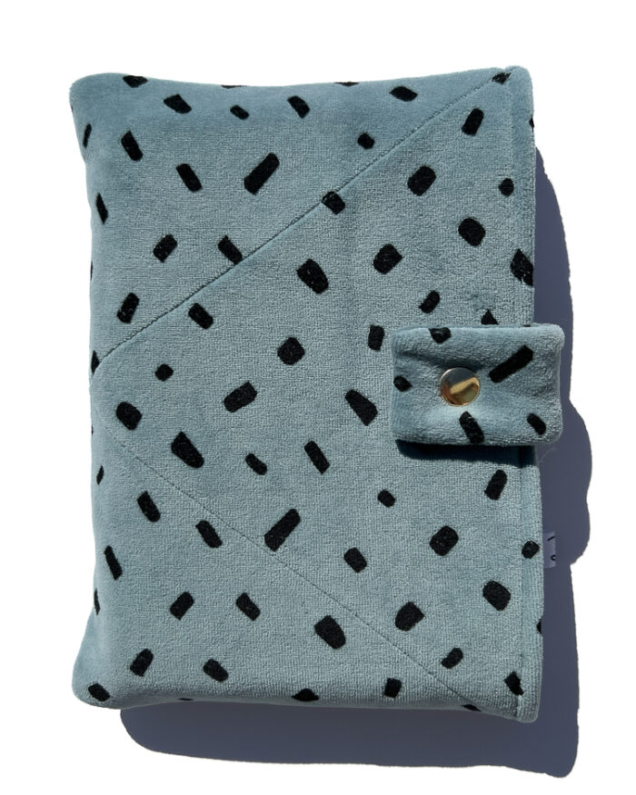Etui na książkę w plamki z weluru - zgaszony niebieski