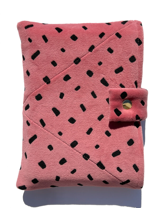 Etui na książkę w plamki z weluru - zgaszony róż
