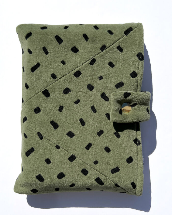 Etui na książkę w plamki z weluru - zieleń khaki